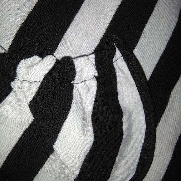 Diagonal Striped Pocket Top - Picture 5 of 6